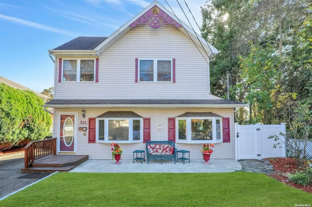 314 Monroe Avenue West Islip NY 11795