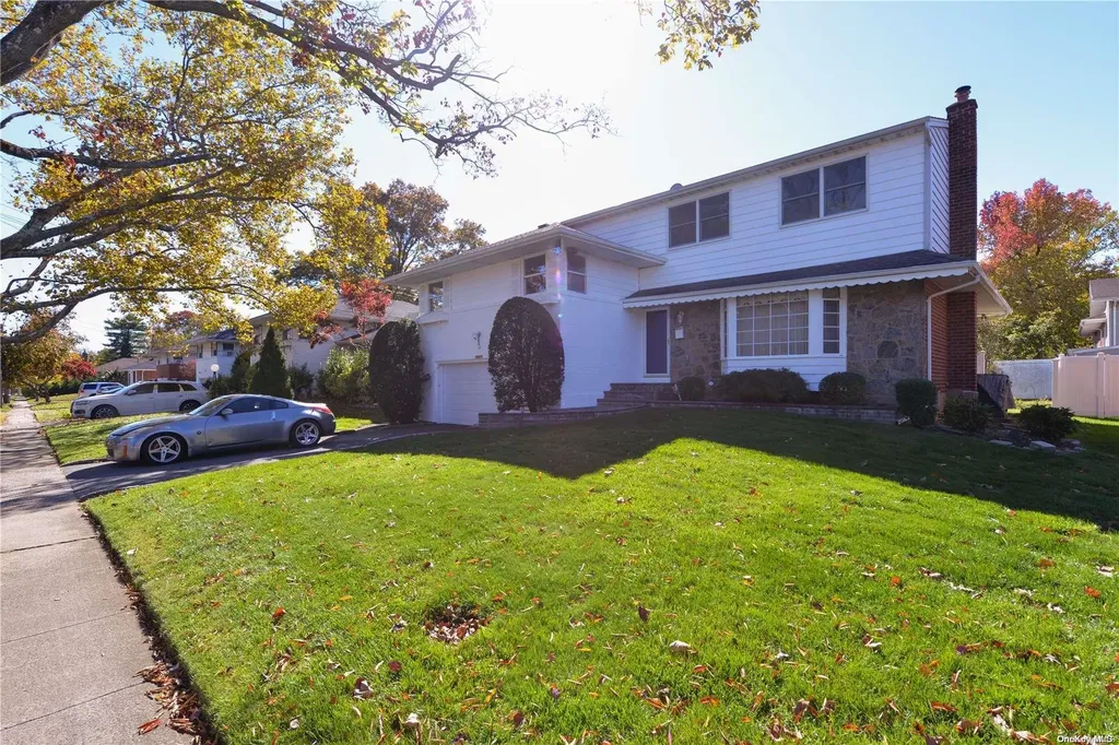 40 Ridge Drive Westbury NY 11590
