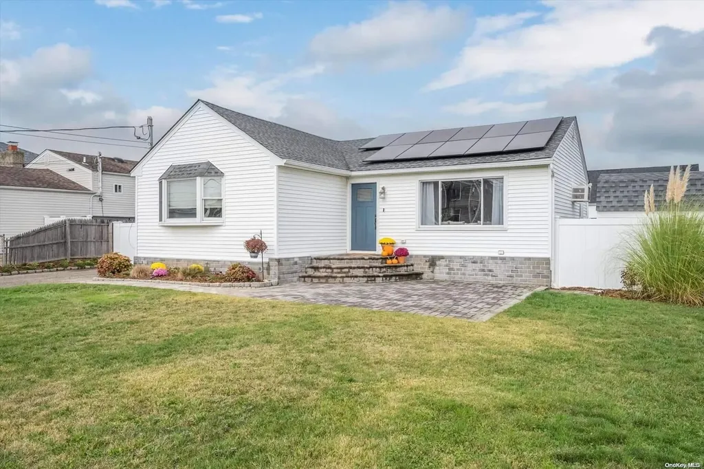 20 E Seacrest Avenue Lindenhurst NY 11757