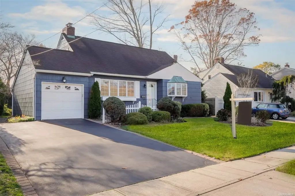 49 Burnage Lane Babylon NY 11702