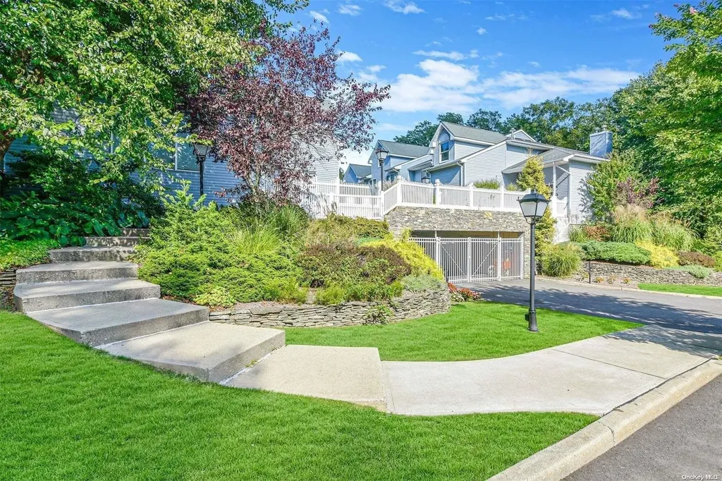 12 Courtyard Circle Centerport NY 11721