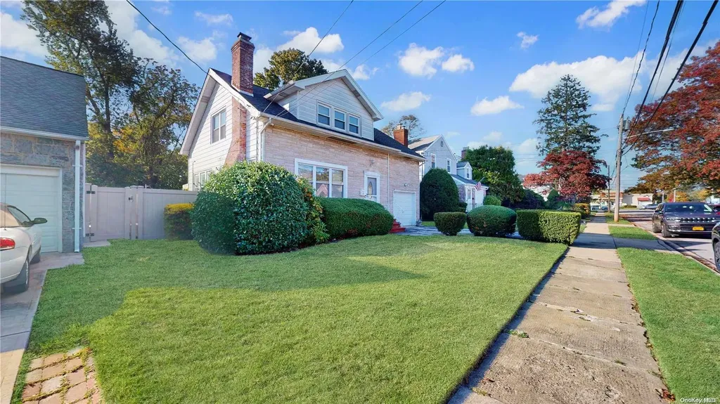 27 S Baldwin Place Massapequa NY 11758