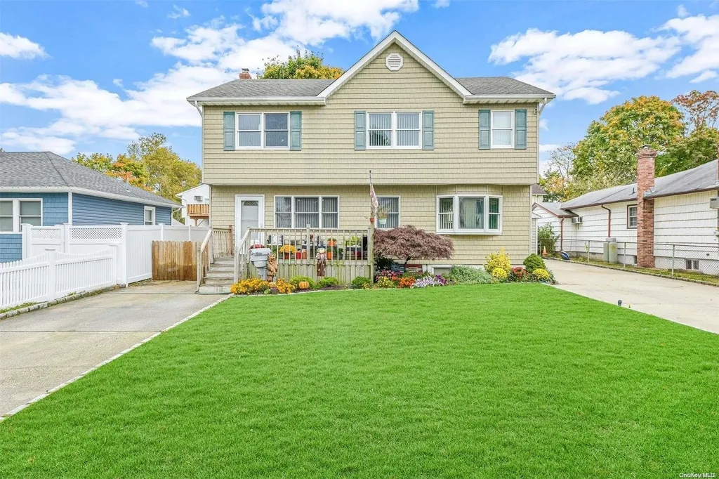 224 15th Avenue West Babylon NY 11704