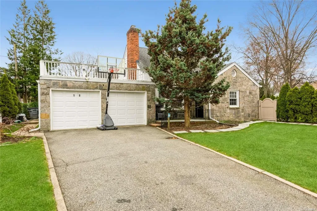 18 Oak Drive New Hyde Park NY 11040