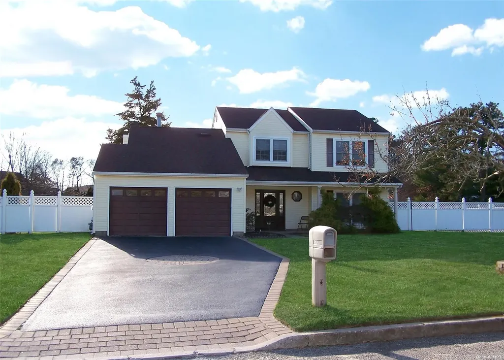 10 Hayes Lane Coram NY 11727