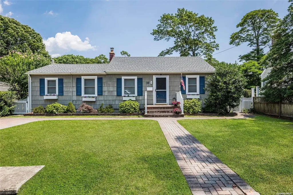 39 Ridgeway Boulevard Bay Shore NY 11706