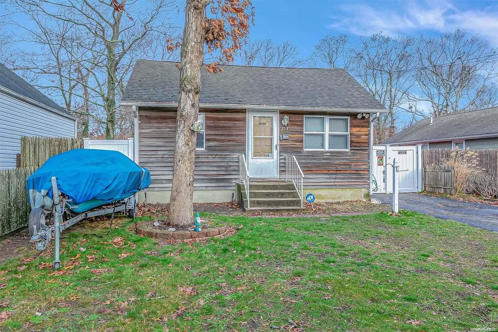 217 Patchogue Avenue Mastic NY 11950