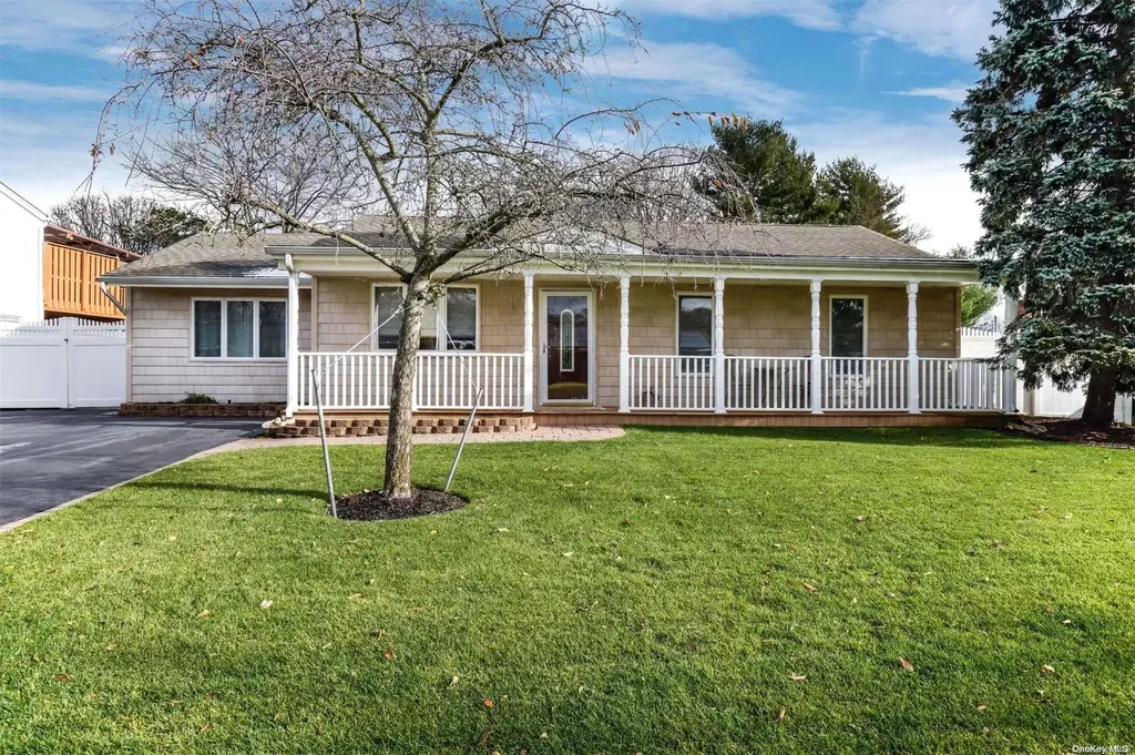 149 Glenmere Way Holbrook NY 11741