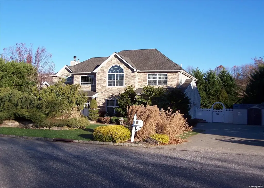 11 Savanna Circle Mount Sinai NY 11766