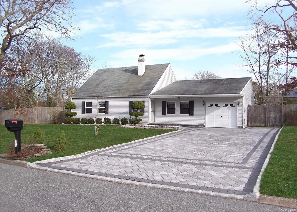 15 Longleaf Lane Medford NY 11763