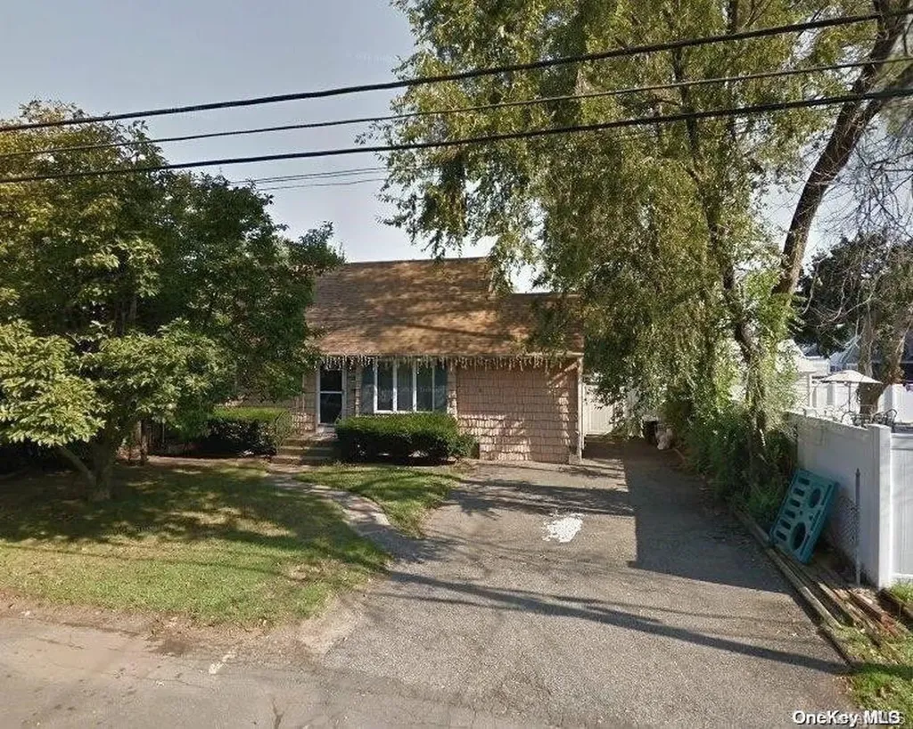 312 28th Street Lindenhurst NY 11757