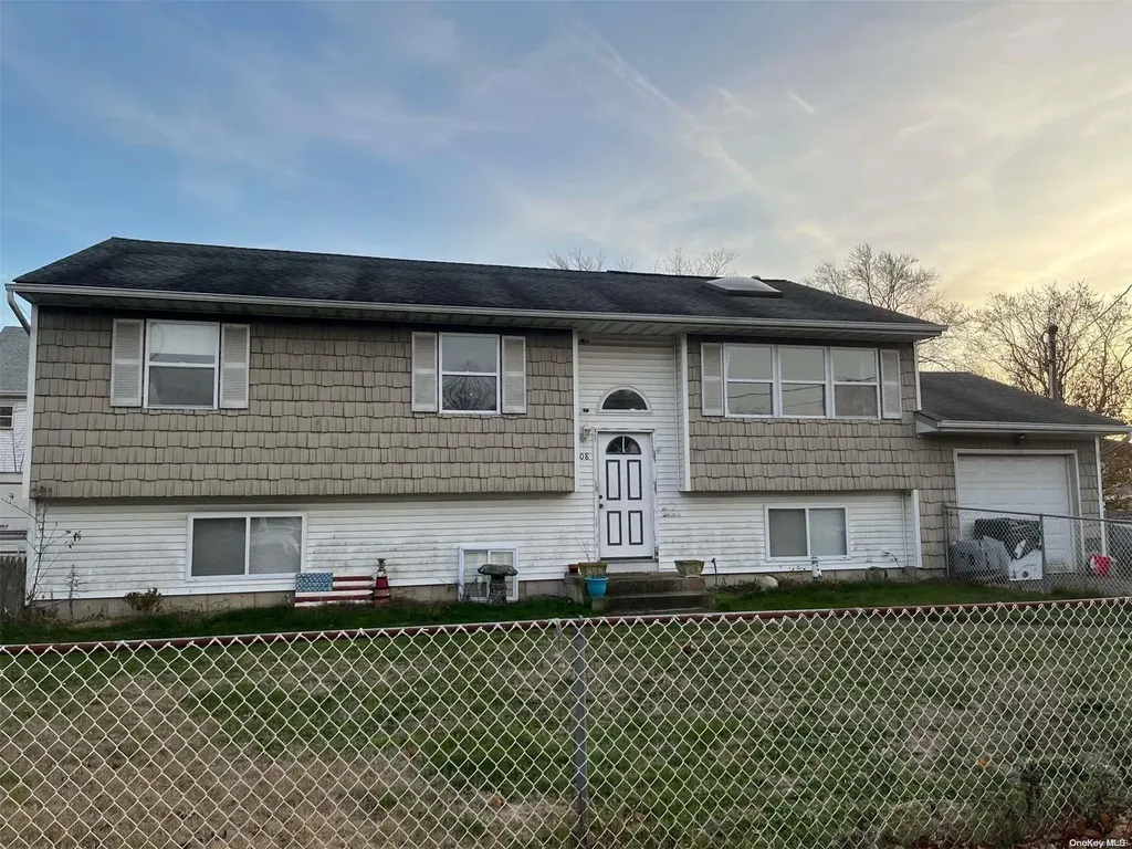 308 Daly Place Copiague NY 11726