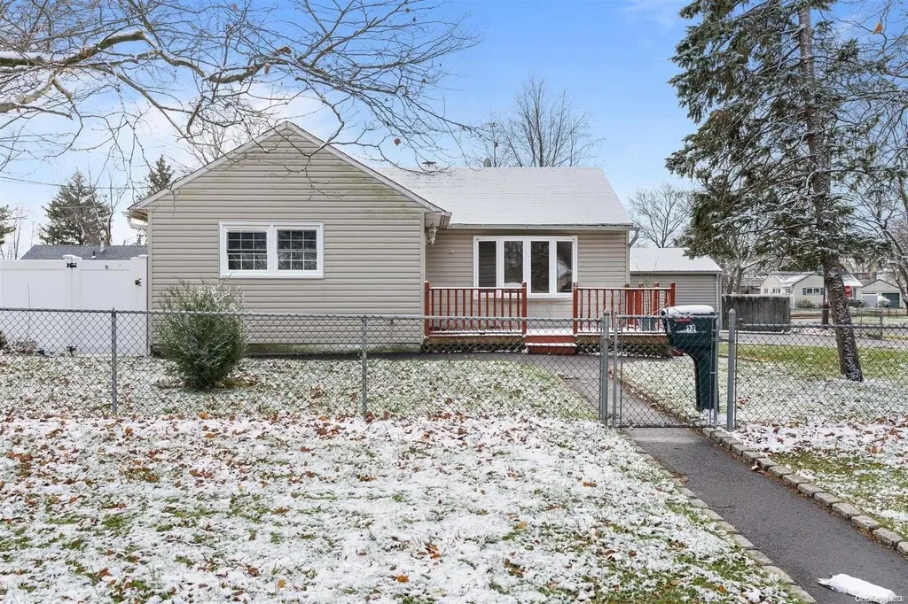 22 E Maple Street Central Islip NY 11722