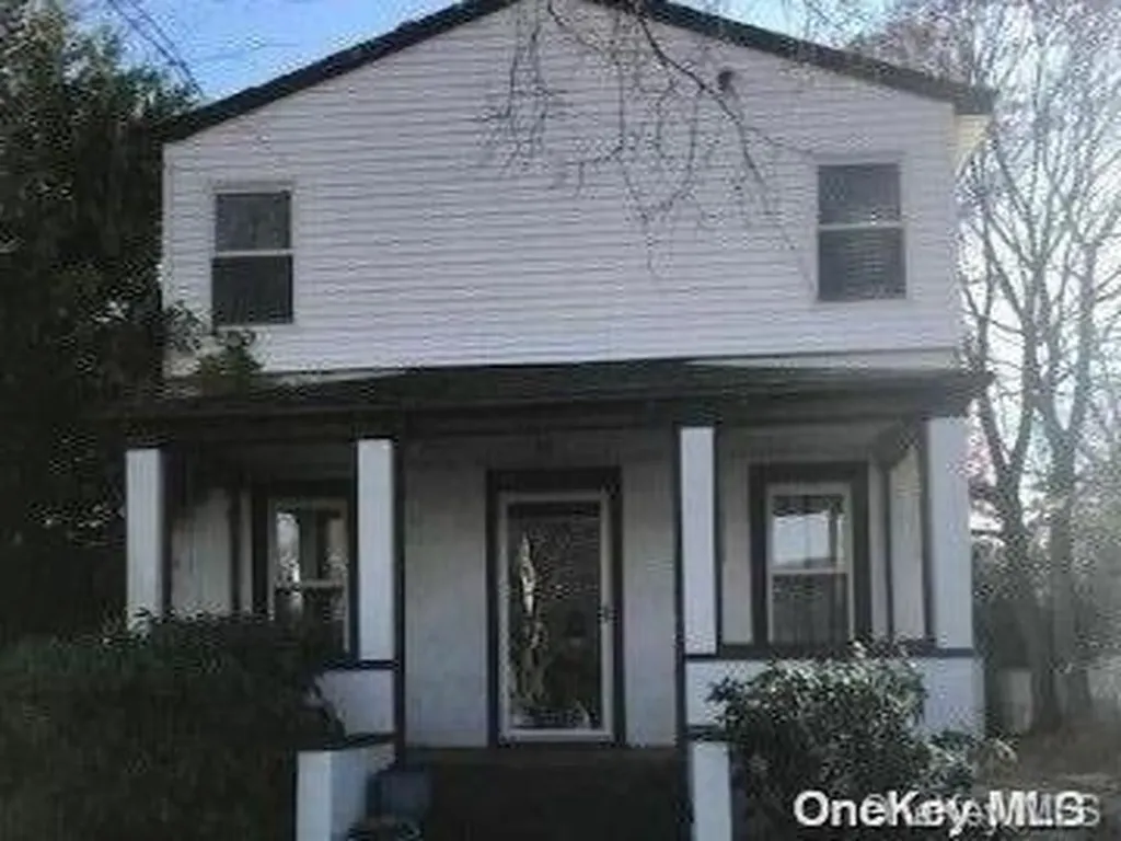 68 Smith Street Babylon NY 11702