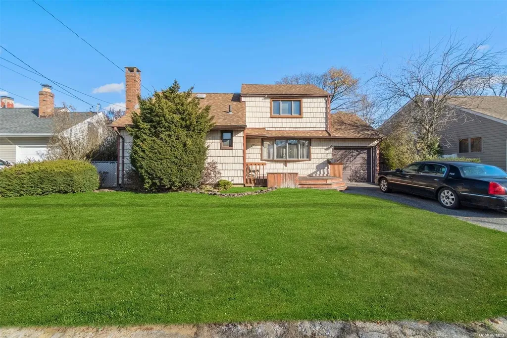 17 Kenneth Lane North Babylon NY 11703