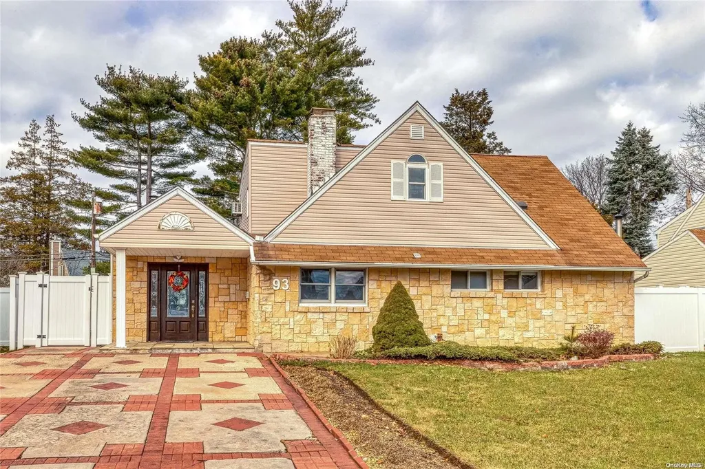 93 Hearth Lane Westbury NY 11590
