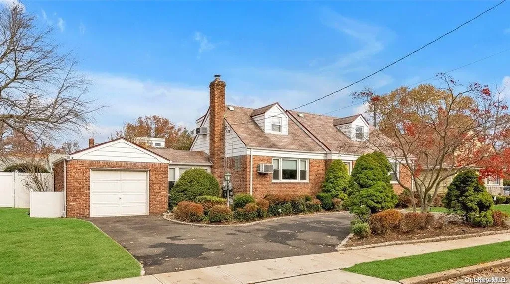 35 Surrey Lane Valley Stream NY 11580