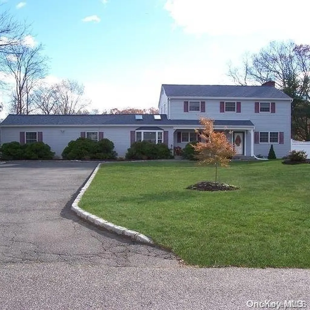 16 Bayside Avenue Medford NY 11763