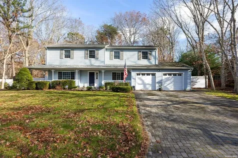 7 Club House Lane Manorville NY 11949