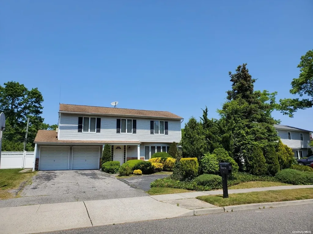 9 Sandra Drive Hauppauge NY 11788
