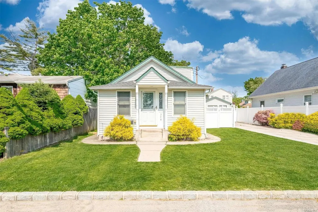 348 S 6th Street Lindenhurst NY 11757