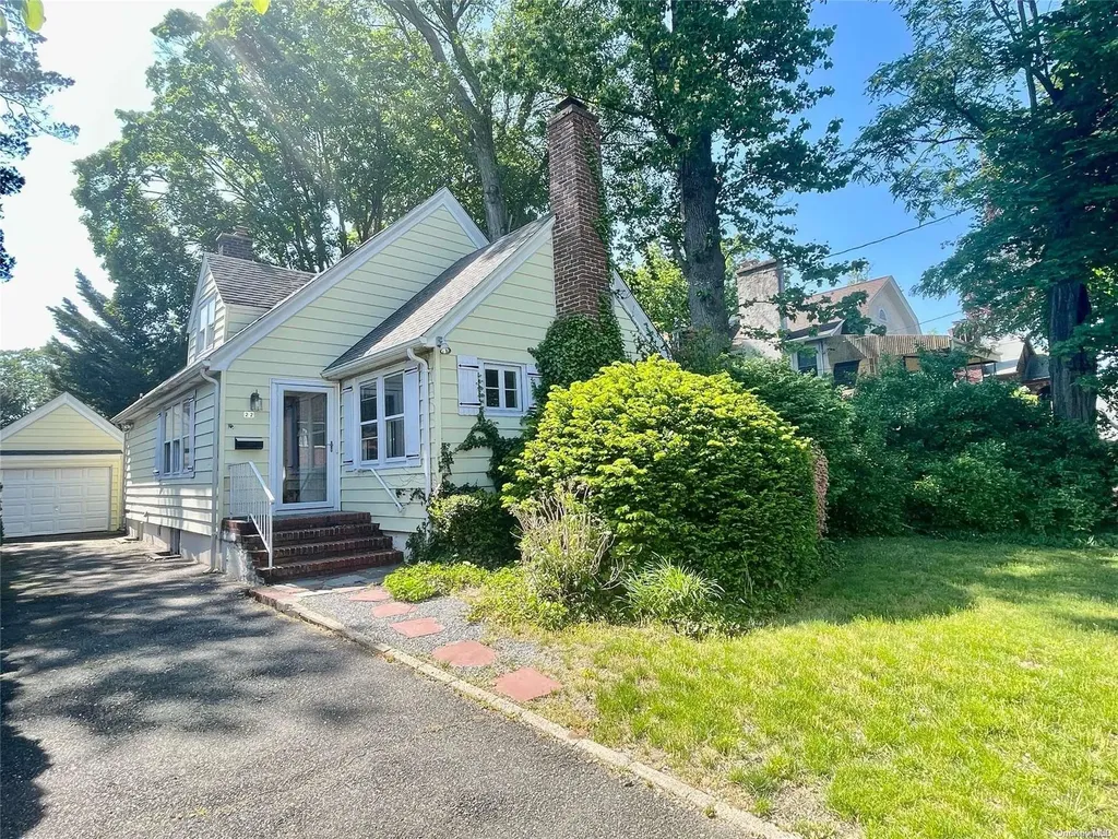22 Spruce Street Great Neck NY 11021