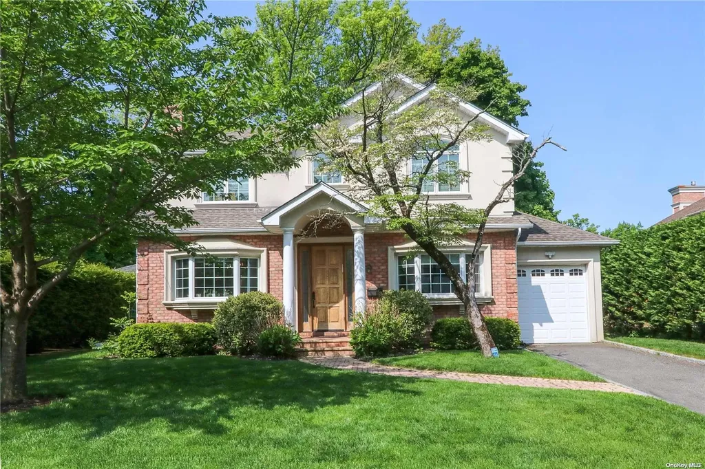 4 Bromley Lane Great Neck NY 11023