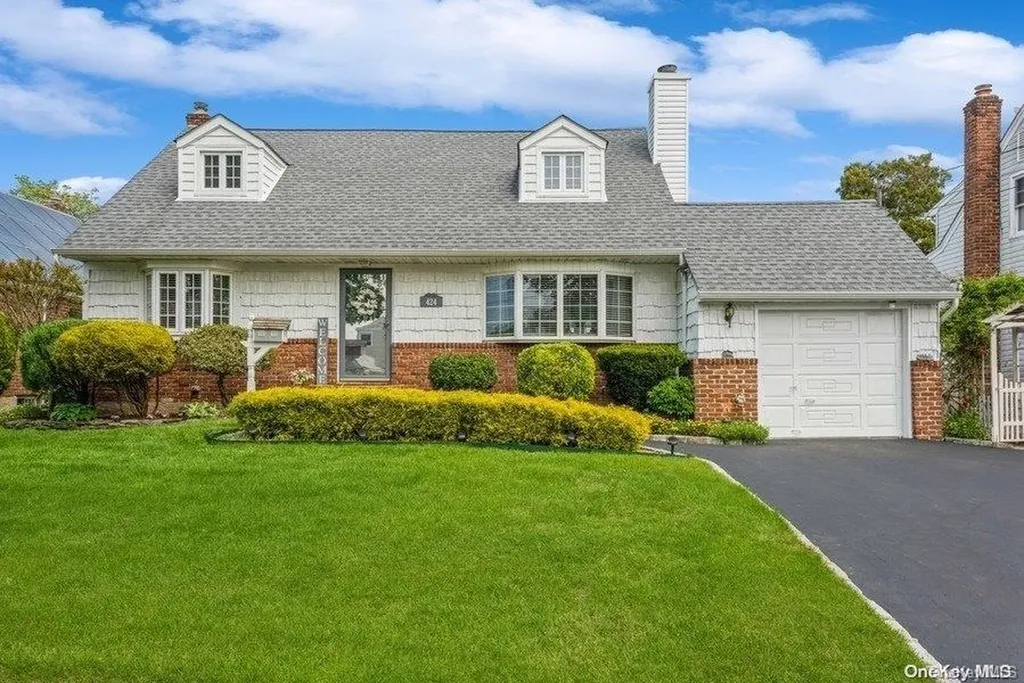424 White Road Mineola NY 11501