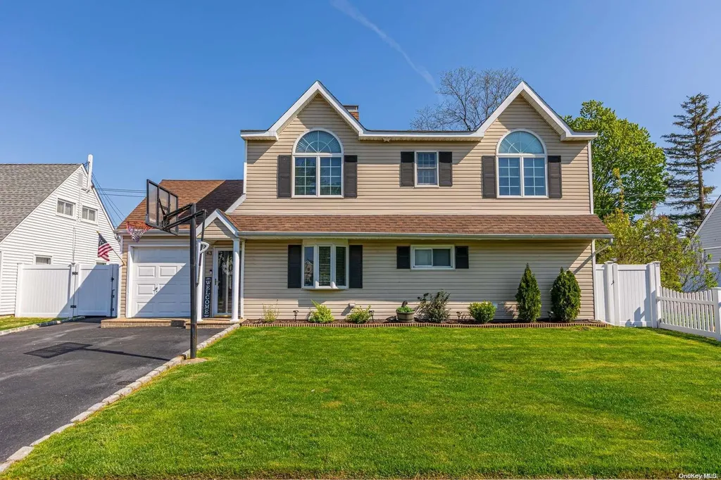 43 Coachman Lane Levittown NY 11756