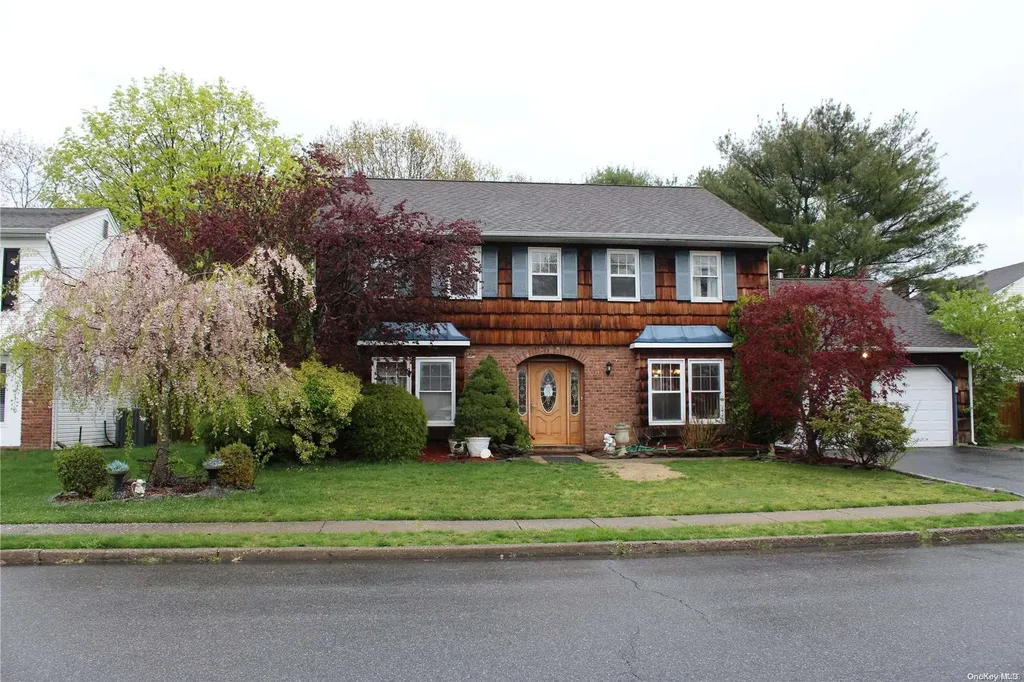 67 Glenmere Way Holbrook NY 11741