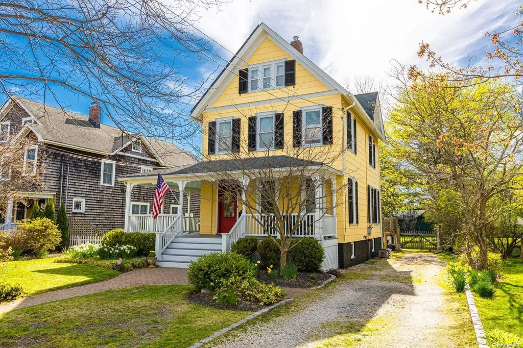 74 S Carll Avenue Babylon NY 11702