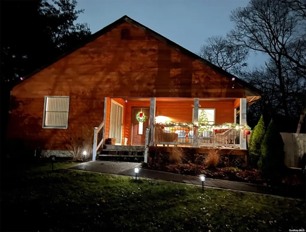11 Oak Street Hampton Bays NY 11946