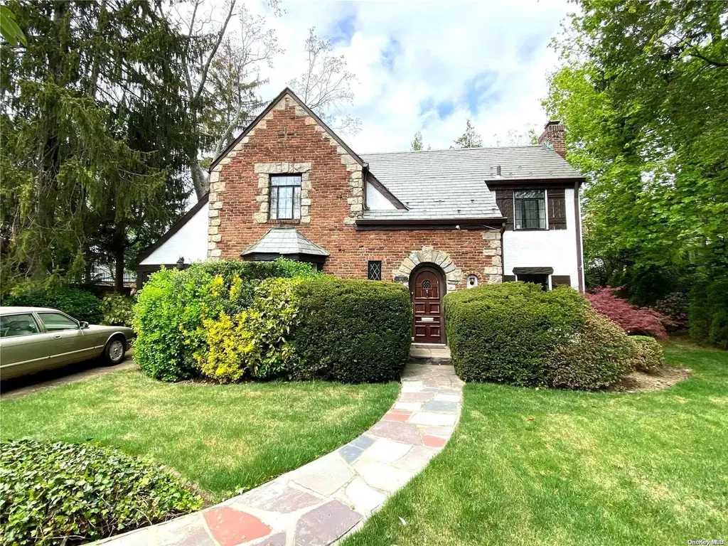 115 Old Mill Road Great Neck NY 11023