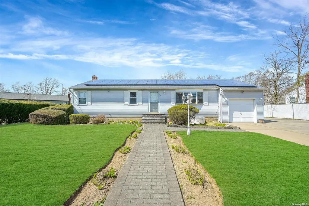 77 Winchester Drive Lindenhurst NY 11757