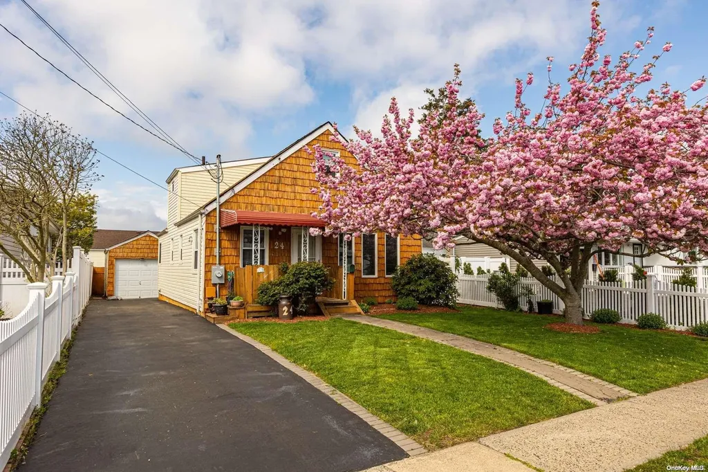 24 Marionette Walk Lindenhurst NY 11757