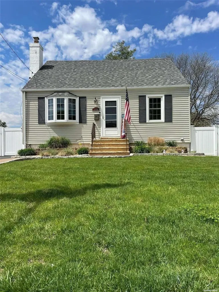 1646 Evans Place North Bellmore NY 11710
