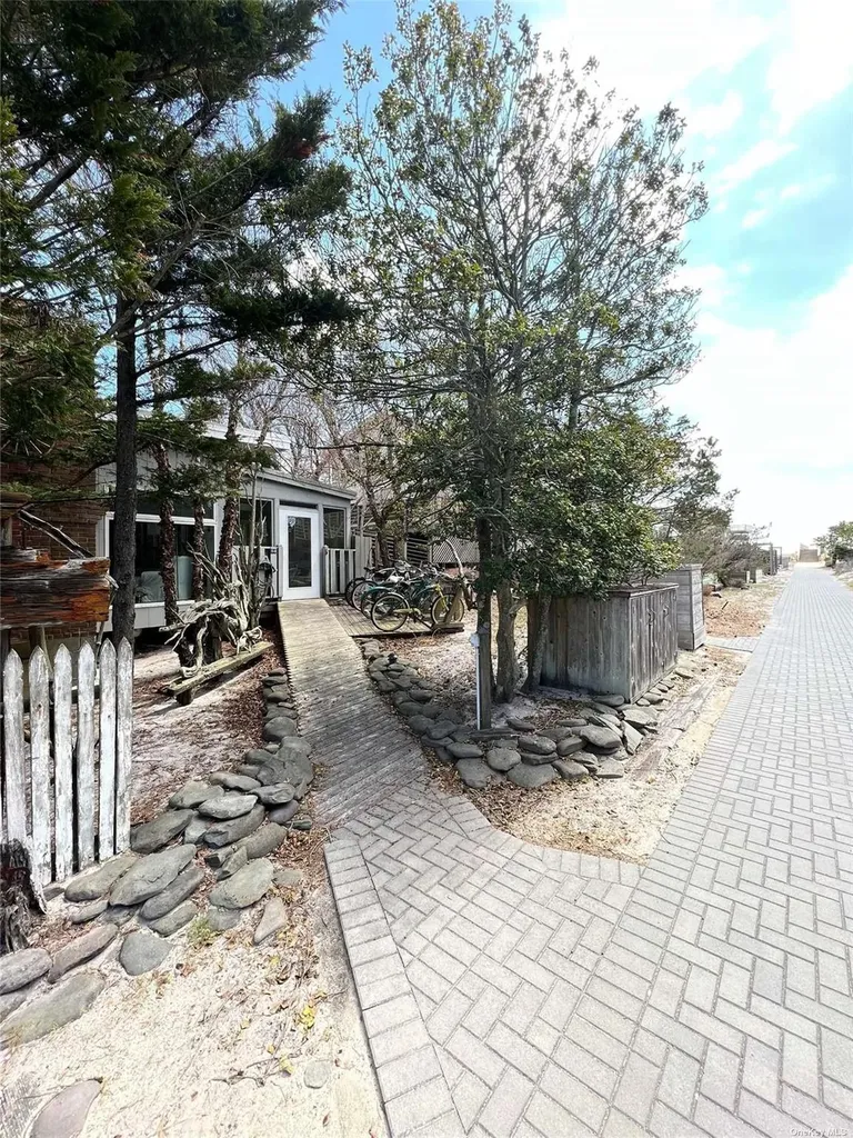 50 Homesite Walk Seaview NY 11770
