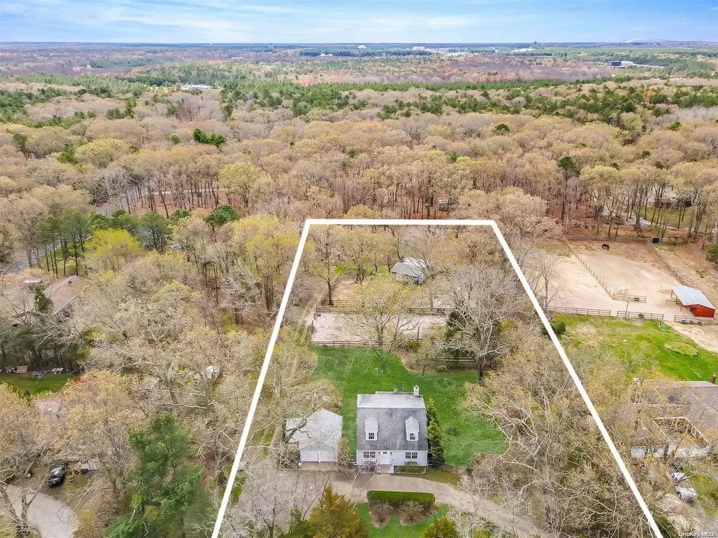 18 Elizabeth Way Ridge NY 11961