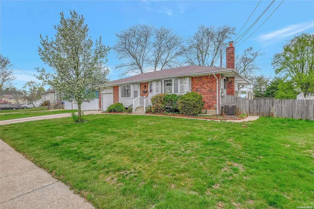 18 Pebble Lane Deer Park NY 11729