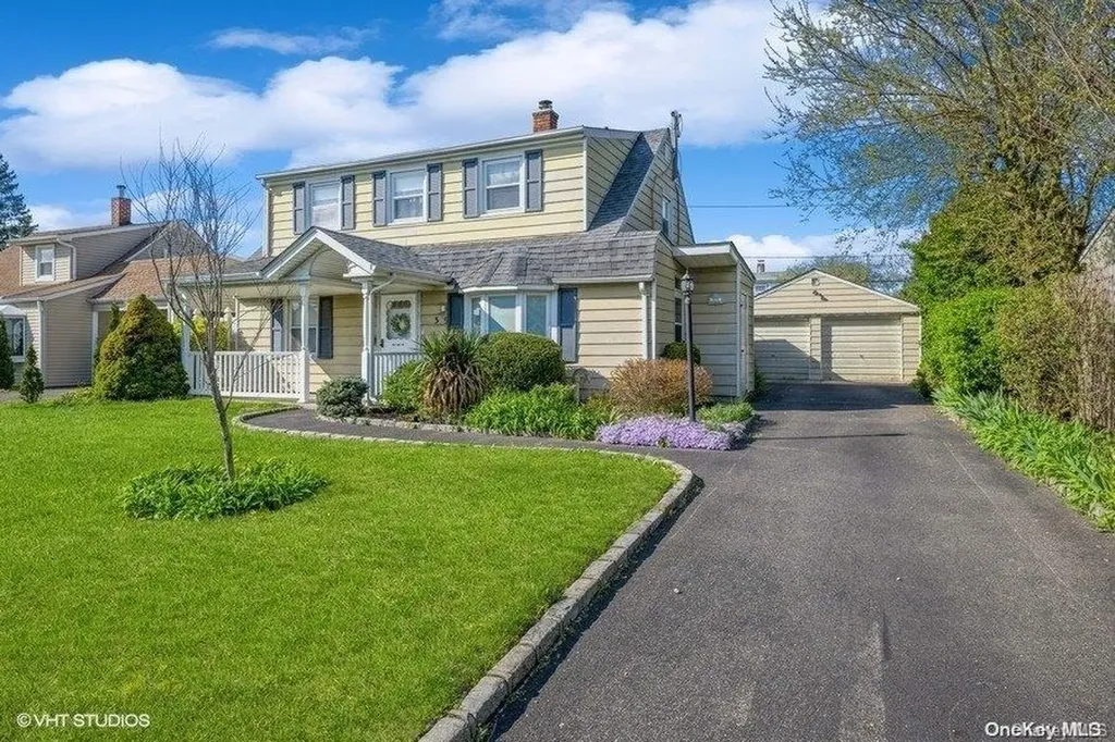 39 Old Oak Lane Levittown NY 11756