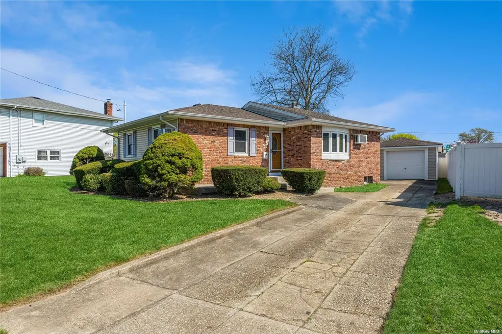 435 7th Street West Babylon NY 11704