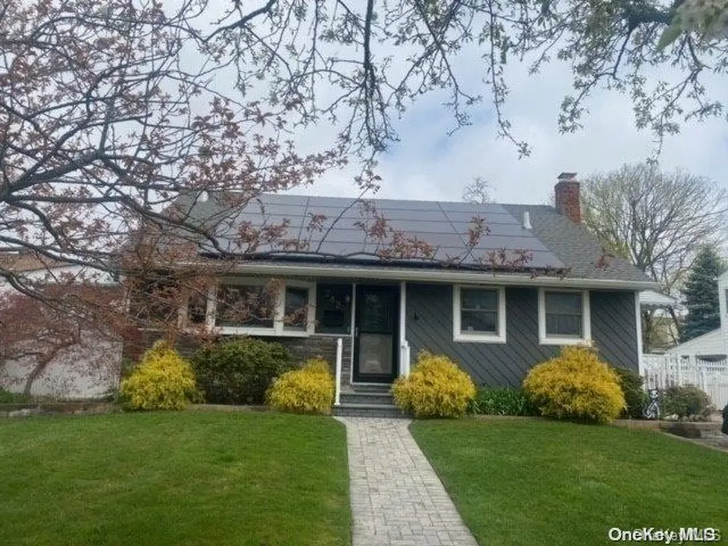242 E Hampton Road Lindenhurst NY 11757