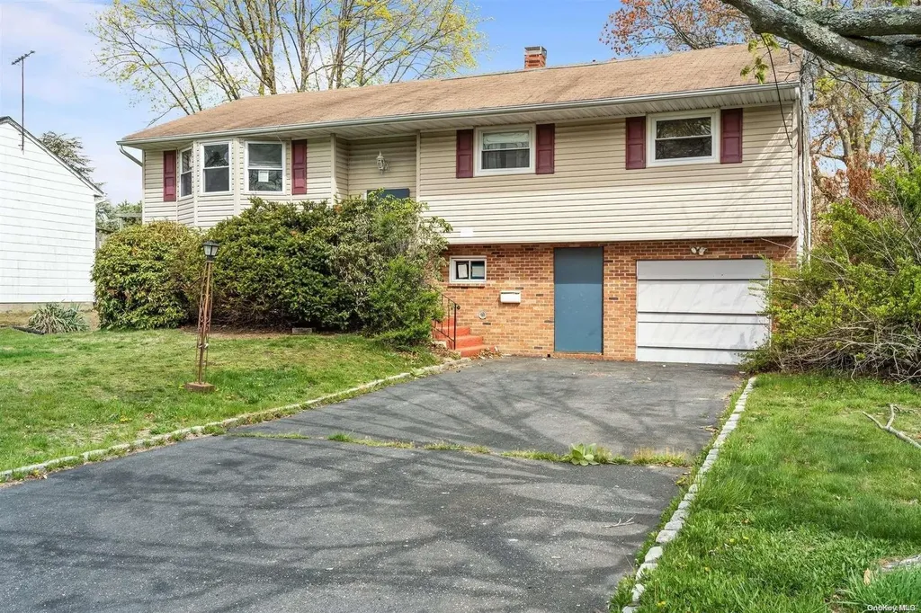 102 Boulevard Avenue West Islip NY 11795