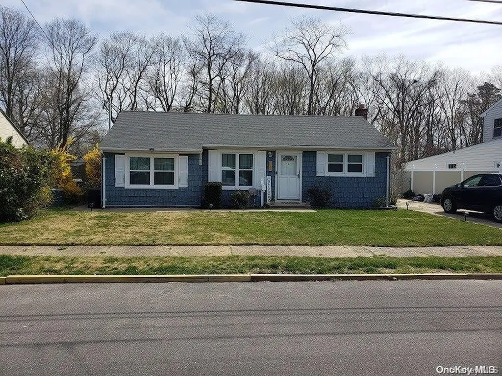 1403 Lombardy Boulevard Bay Shore NY 11706