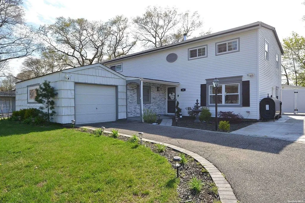 20 Library Lane Holbrook NY 11741