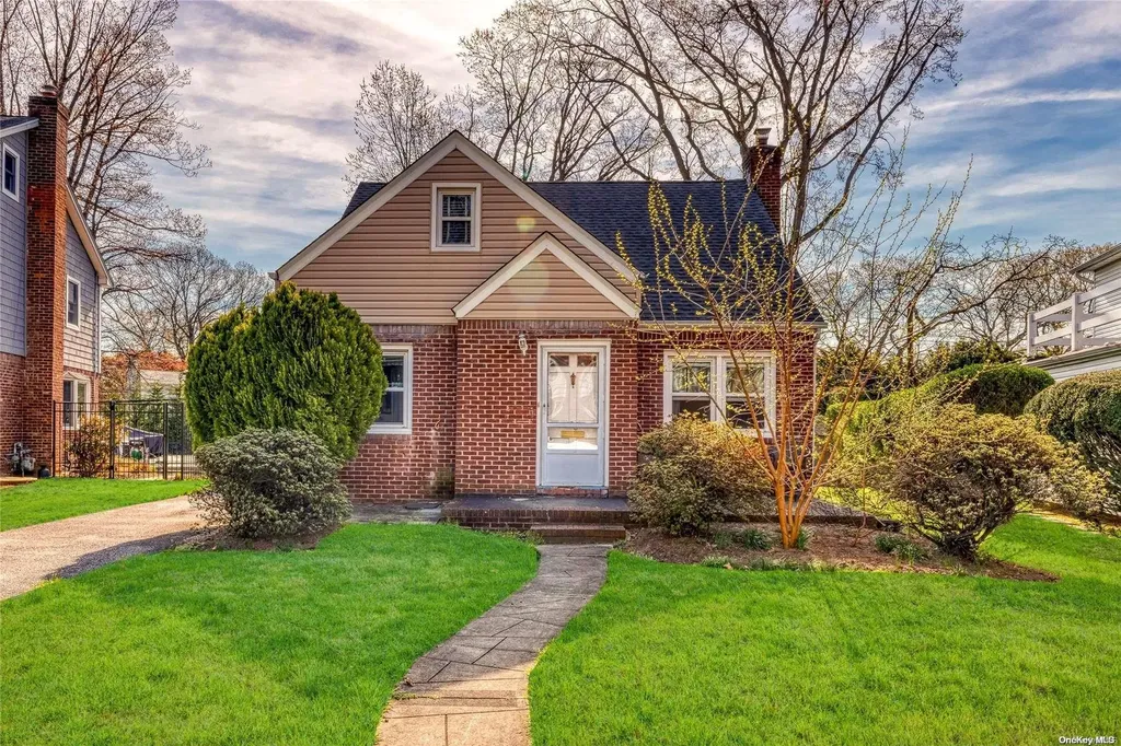 30 Elm Drive New Hyde Park NY 11040