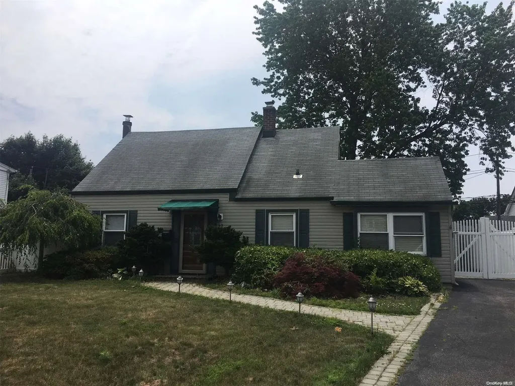 32 Clay Lane Levittown NY 11756