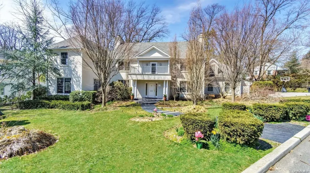 39 Gateway Drive Great Neck NY 11021