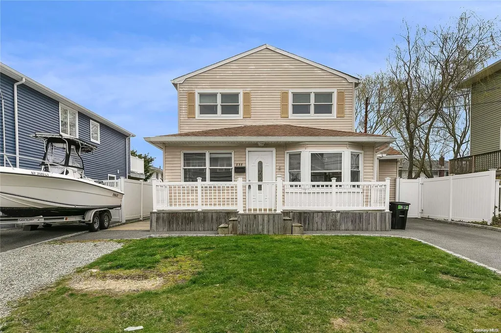 838 Surf Street Lindenhurst NY 11757
