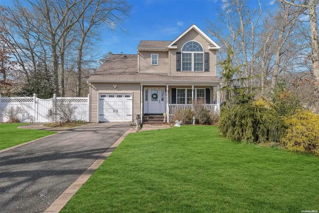 41 Pilgrim Avenue East Patchogue NY 11772